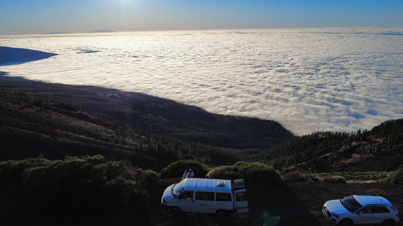 Camper Slow Campers sobre el mar de nubes junto al Teide