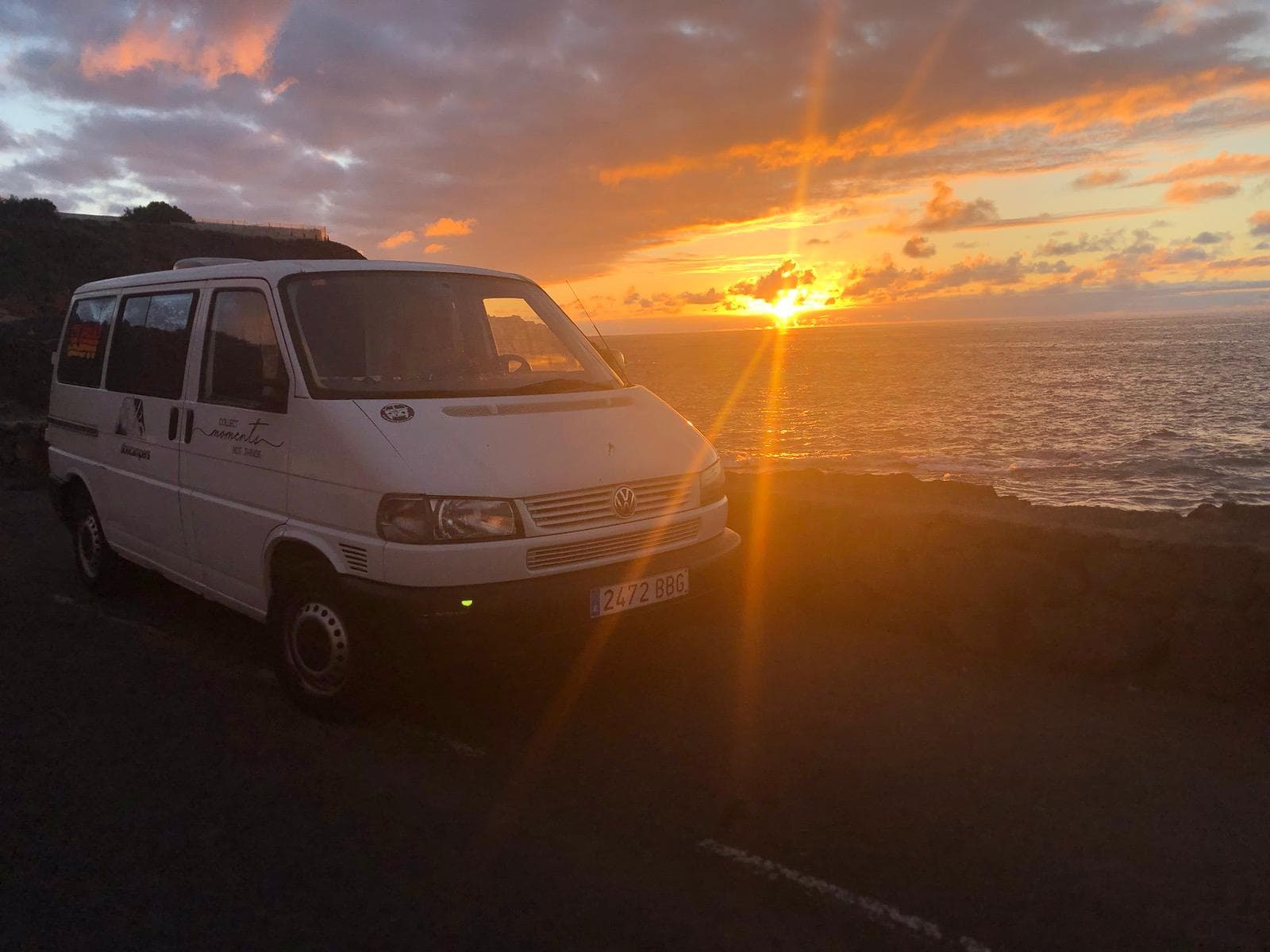 Camper Slow Campers al atardecer en la costa norte de Tenerife