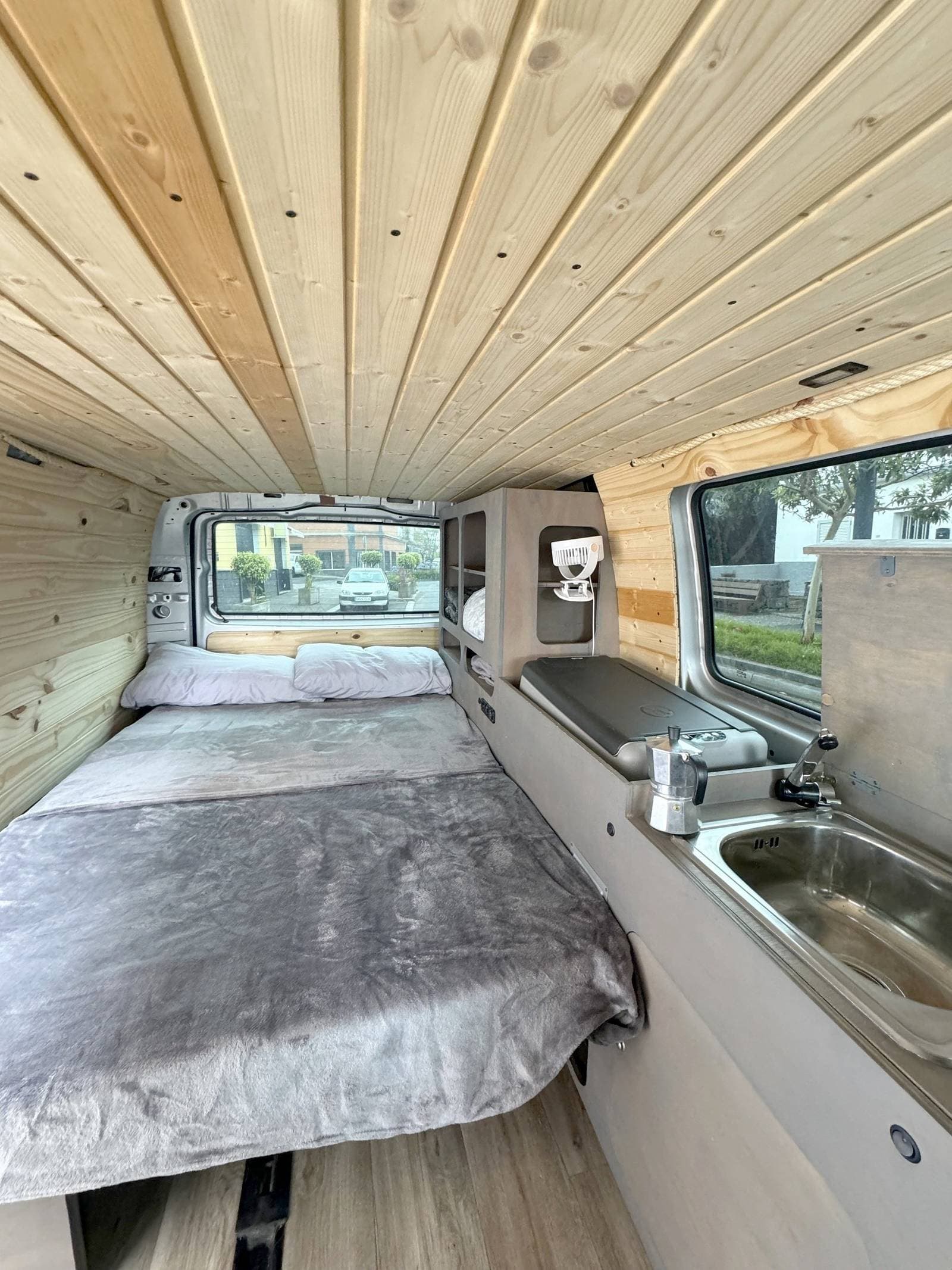 Cama y cocina de la Mercedes Vito camperizada