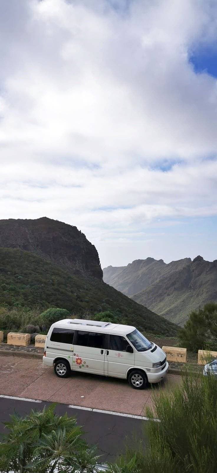 Volkswagen T4 de Slow Campers frente a una montaña volcánica de Tenerife