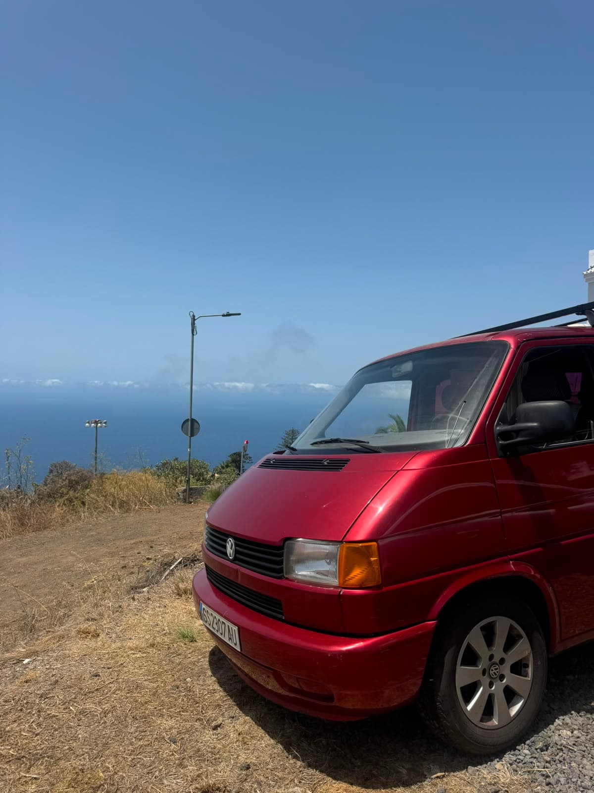 Volkswagen T4 Rojita de frente, con el Teide y el mar al fondo