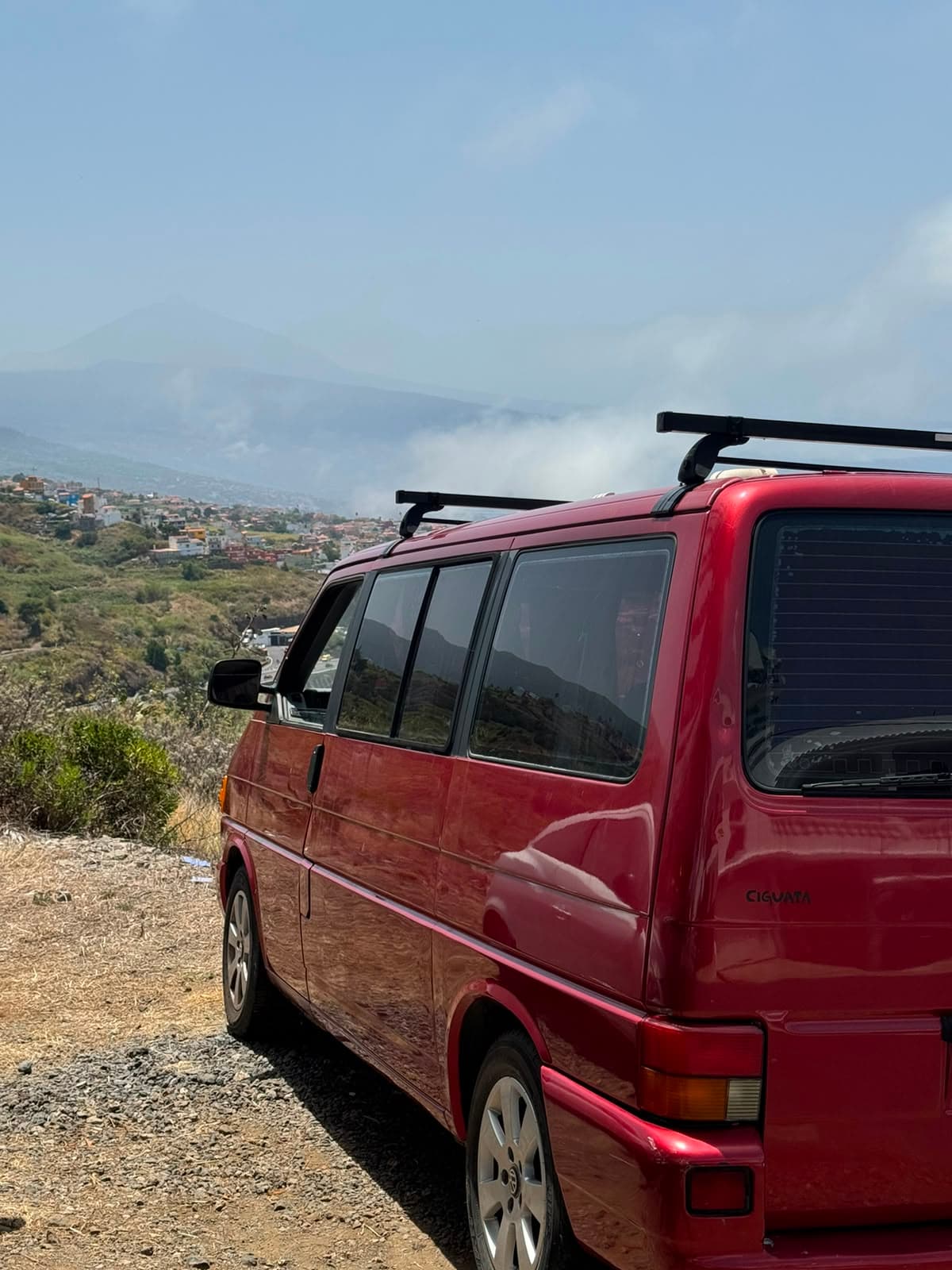 Rojita de perfil, con baca en el techo y vistas al valle